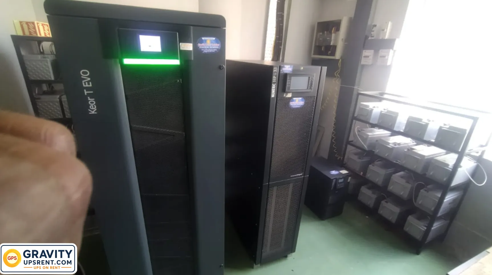 Online UPS rental system with battery bank